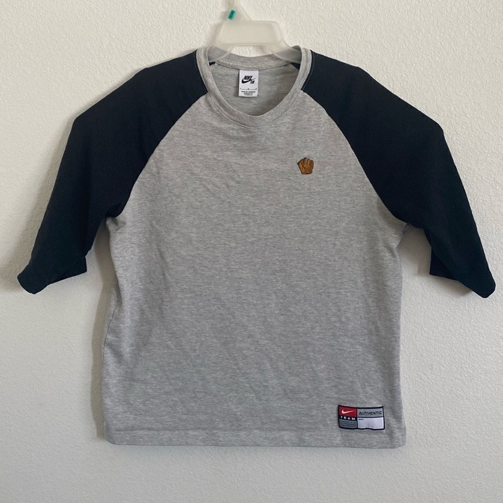 NIKE SB Raglan Men’s Gray and Black T Shirt Size L
